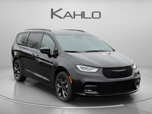 New 2026 Chrysler Pacifica Limited w/ S Appearance Package image 7