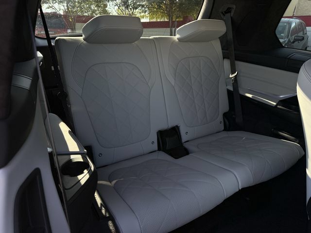 Used 2025 BMW X7 xDrive40i w/ M Sport Package AWD/4WD image 31