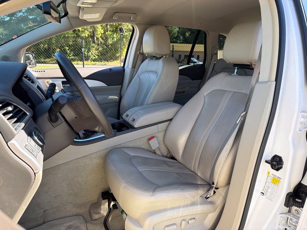 Used 2012 Lincoln MKX FWD image 17
