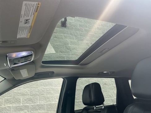 Used 2011 Jeep Grand Cherokee Laredo AWD/4WD image 2