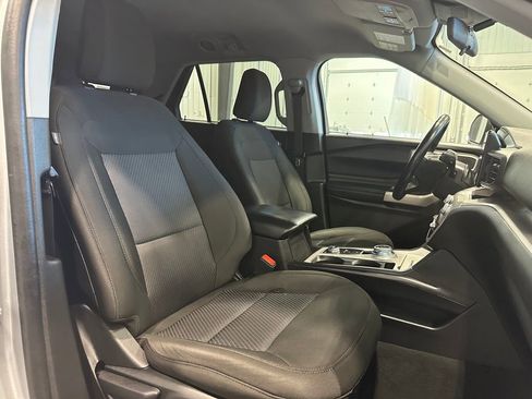 Used 2023 Ford Explorer XLT image 32