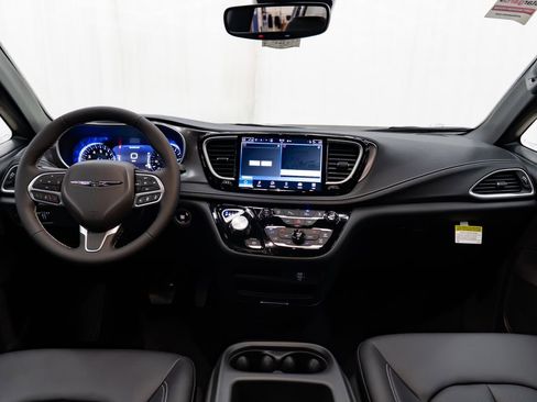 New 2026 Chrysler Pacifica Select AWD/4WD image 9