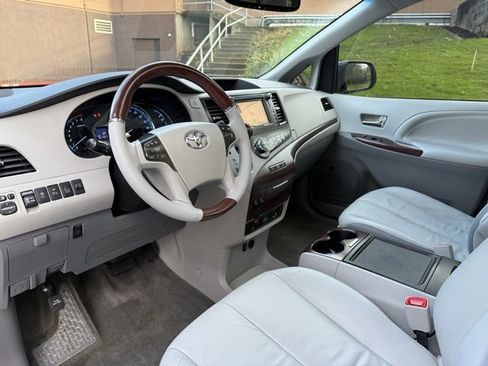 Used 2014 Toyota Sienna Limited image 9