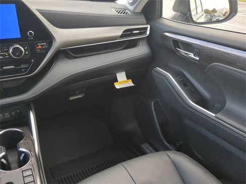 New 2026 Toyota Highlander Limited image 17