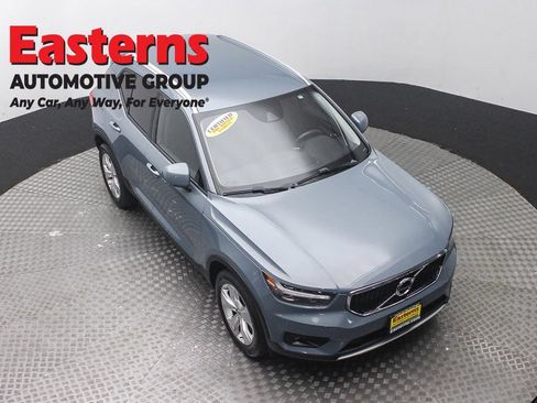 Used 2021 Volvo XC40 T4 Momentum FWD image 3