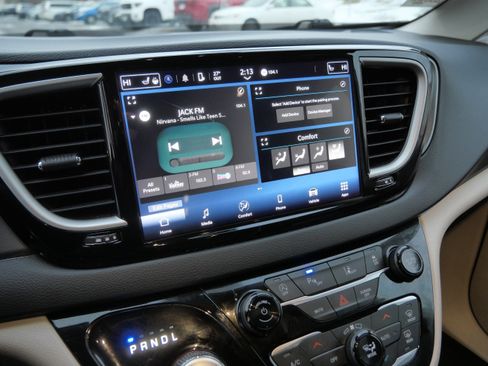 Used 2024 Chrysler Pacifica Touring-L image 22