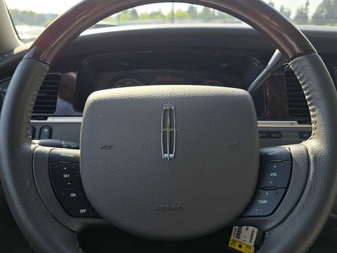 Used 2010 Lincoln Town Car Signature Limited RWD image 25