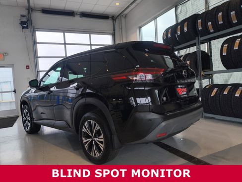 Used 2021 Nissan Rogue SV image 3