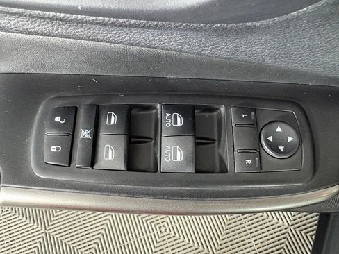 Used 2019 Jeep Cherokee Latitude Plus w/ Comfort/Convenience Group AWD/4WD image 17