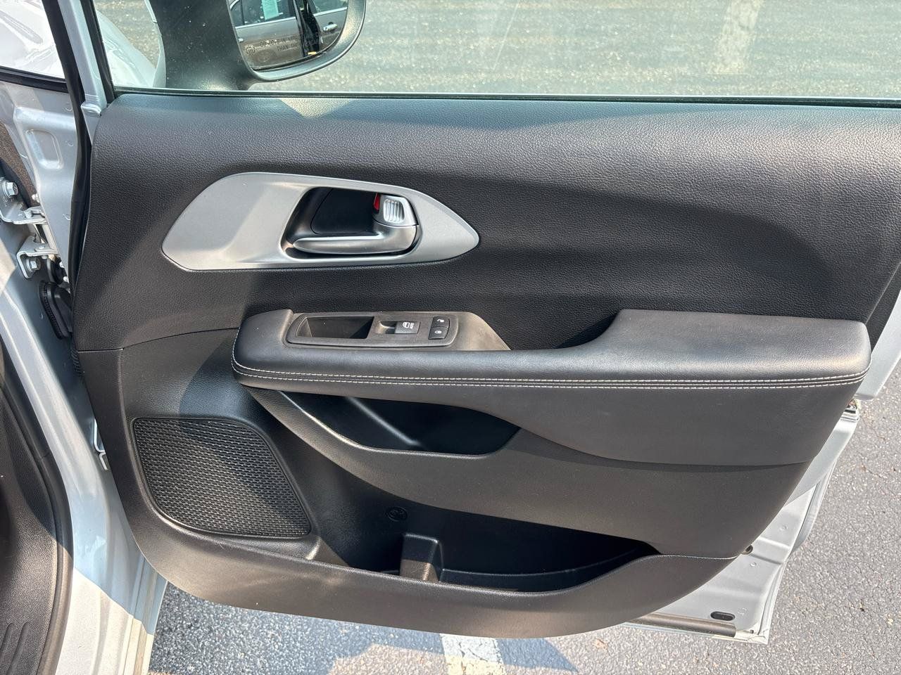 Used 2023 Chrysler Pacifica Touring FWD image 37