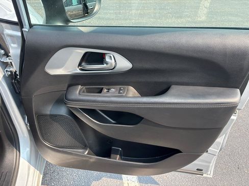 Used 2023 Chrysler Pacifica Touring FWD image 37