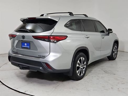 Used 2022 Toyota Highlander XLE image 6