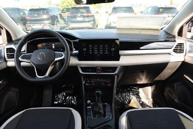New 2027 Volkswagen Taos SE FWD image 7