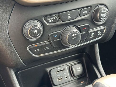 Used 2016 Jeep Cherokee Latitude FWD image 28