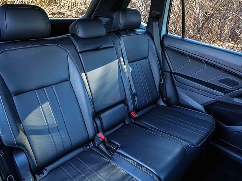 Used 2022 Volkswagen Tiguan SE R-Line image 25