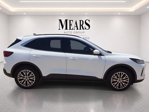 Used 2023 Ford Escape SE FWD image 6