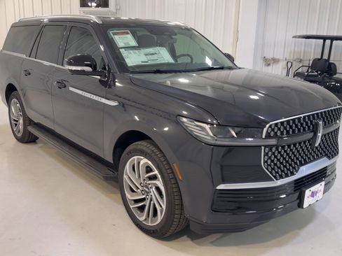 New 2026 Lincoln Navigator L Premier AWD/4WD image 3
