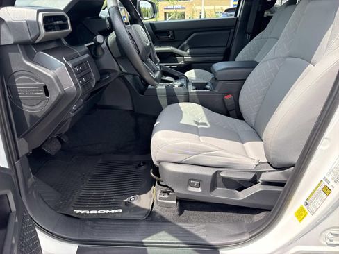 Used 2025 Toyota Tacoma SR5 AWD/4WD image 29