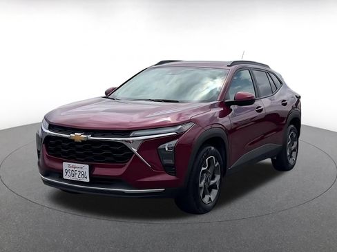Used 2025 Chevrolet Trax LT FWD image 7