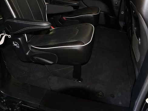 Used 2025 Chrysler Pacifica Limited FWD image 33