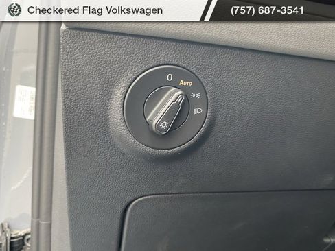 Used 2024 Volkswagen Taos SE image 18