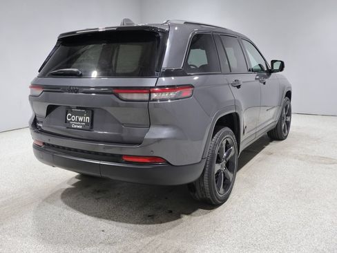 Used 2023 Jeep Grand Cherokee Altitude AWD/4WD image 3