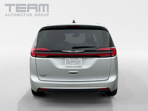 Used 2024 Chrysler Pacifica Touring-L image 4