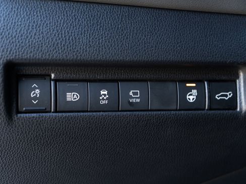 Used 2021 Toyota Venza Limited image 39