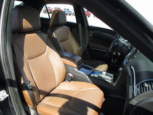 Used 2018 Chrysler 300 Limited w/ Safetytec Plus Group image 17