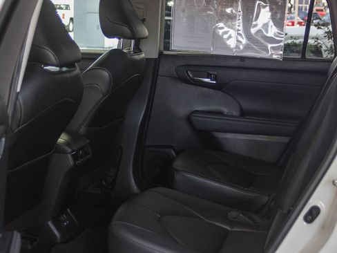 Used 2022 Toyota Highlander XLE image 18