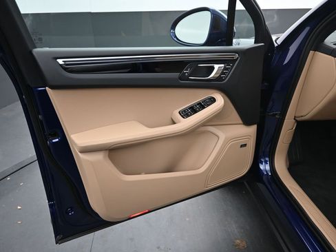 New 2026 Porsche Macan image 18