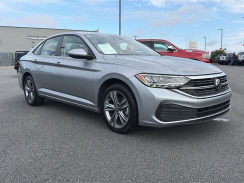 Used 2024 Volkswagen Jetta SE FWD image 2