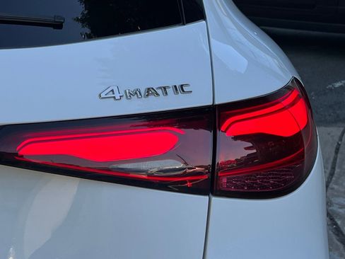 Used 2025 Mercedes-Benz GLC 350e 4MATIC w/ Advanced USB Package image 11