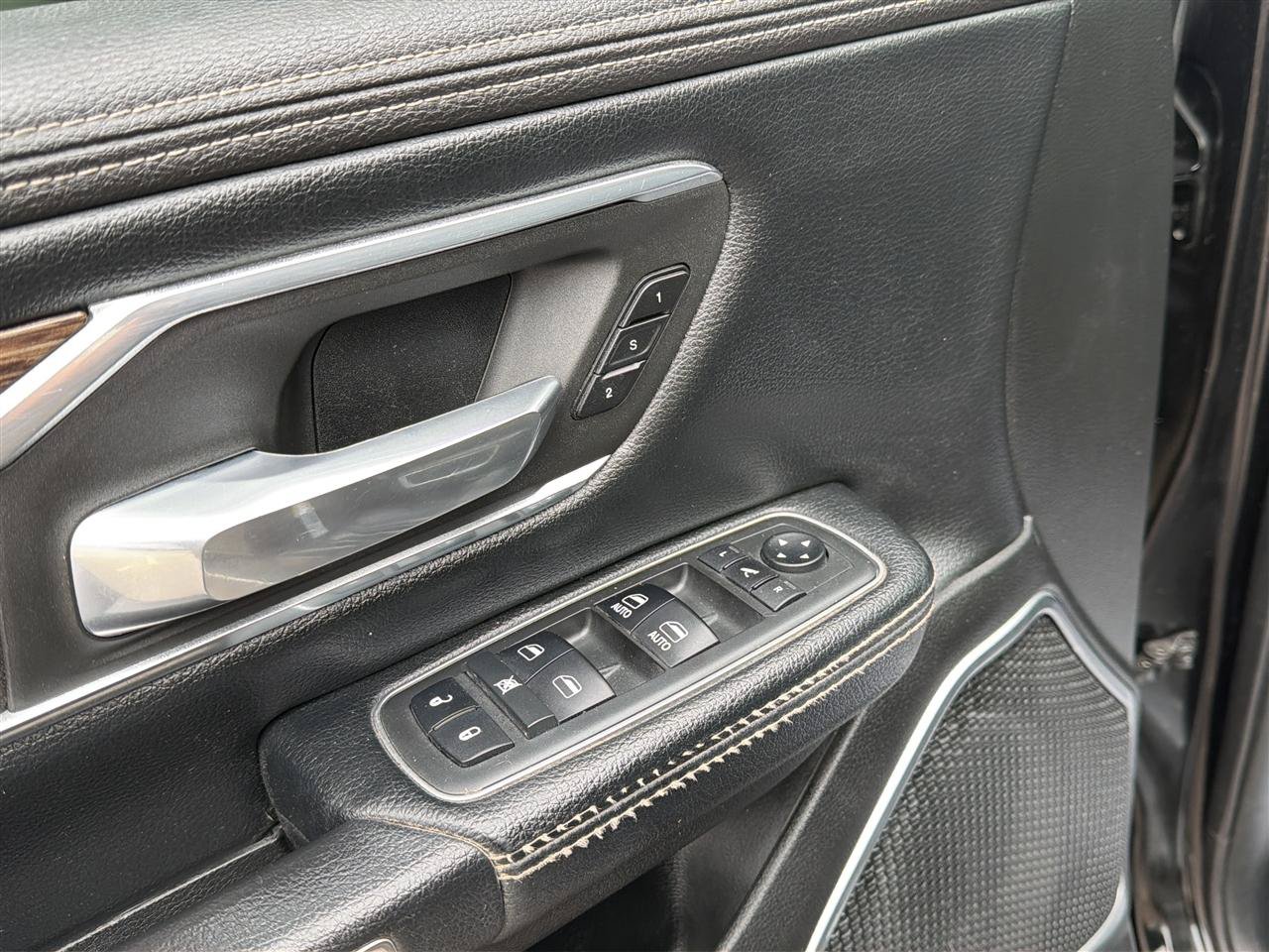 Used 2019 RAM 1500 Laramie AWD/4WD image 18