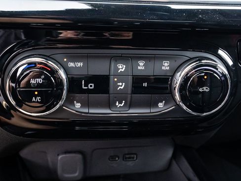 New 2025 Chevrolet Trax RS w/ Sunroof Package image 28