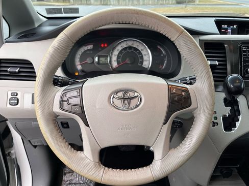 Used 2012 Toyota Sienna SE image 15