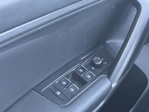 Used 2020 Volkswagen Tiguan SE w/ Panoramic Sunroof Package image 28