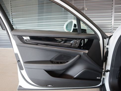 Used 2025 Porsche Panamera image 24