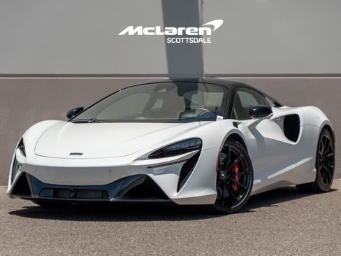 Used 2023 McLaren Artura RWD image 2