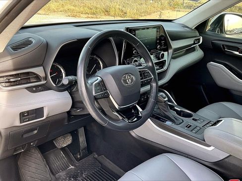 Used 2021 Toyota Highlander XLE image 12