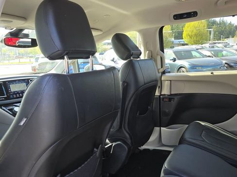 Used 2020 Chrysler Pacifica Touring-L image 18