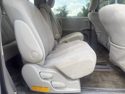 Used 2013 Toyota Sienna LE w/ Towing Pkg FWD image 14