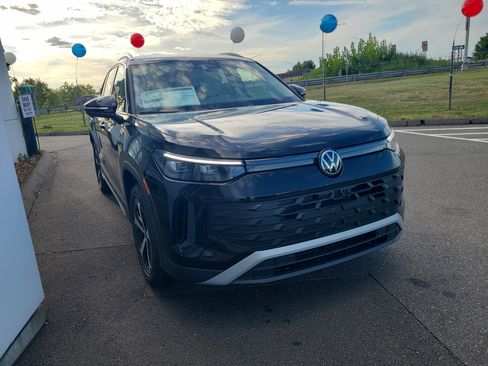 New 2025 Volkswagen Tiguan SE AWD/4WD image 2