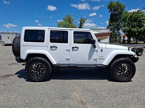 Used 2018 Jeep Wrangler Unlimited Sahara w/ Connectivity Group AWD/4WD image 13