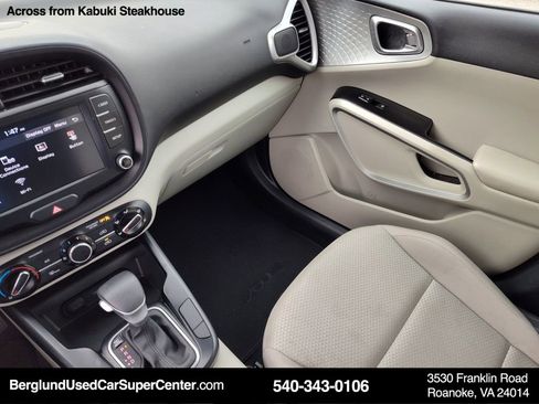 Used 2022 Kia Soul LX image 25