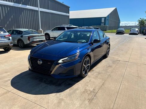 Used 2024 Nissan Altima 2.5 SR w/ SR Premium Package FWD image 1
