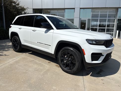 Used 2025 Jeep Grand Cherokee Altitude AWD/4WD image 2