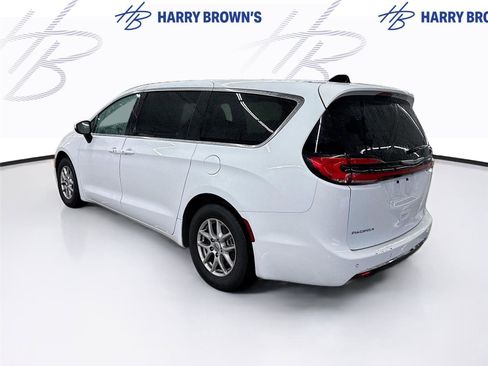 Used 2023 Chrysler Pacifica Touring-L image 2