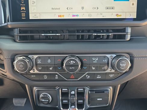 New 2026 Jeep Wrangler Unlimited Sahara AWD/4WD image 20