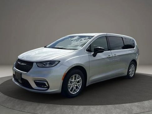 Used 2026 Chrysler Pacifica Select FWD image 1